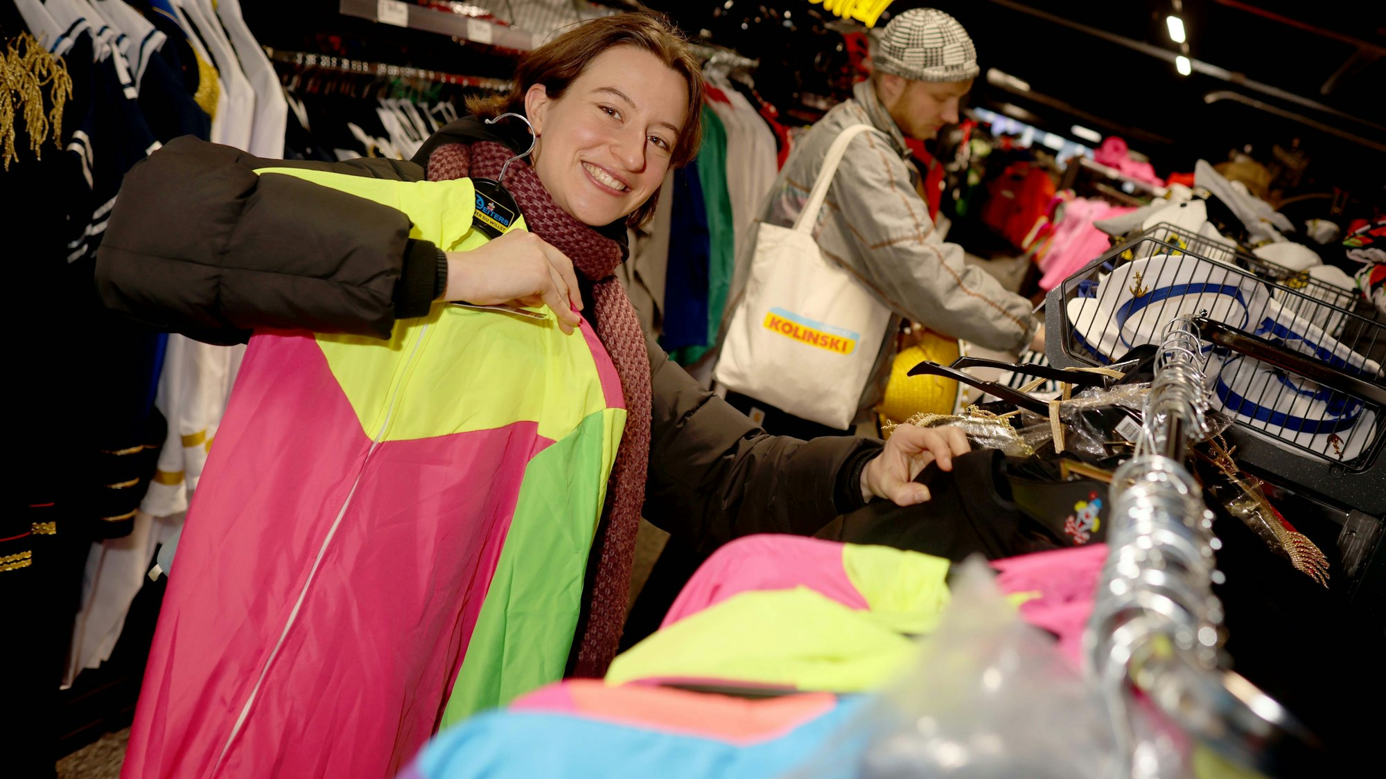 Der neonfarbene Trainingsanzug ist weiterhin nicht aus den Kostümtrends wegzukriegen.