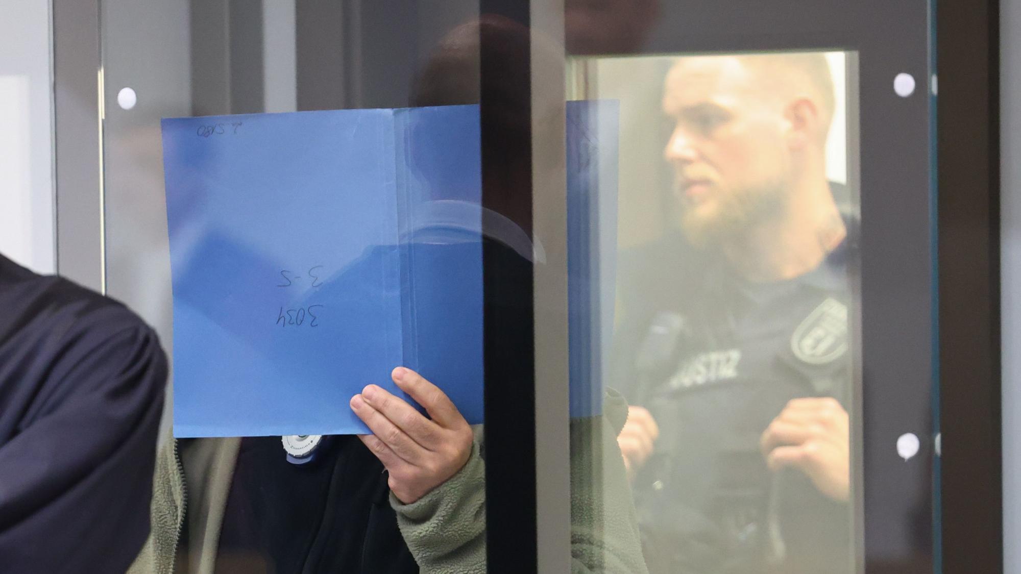 Einer der beiden im Libanon geborenen Angeklagten wird zum Prozess gegen insgesamt vier mutmaßliche Mitglieder der radikal-islamistischen Hamas in das Kammergericht geführt.