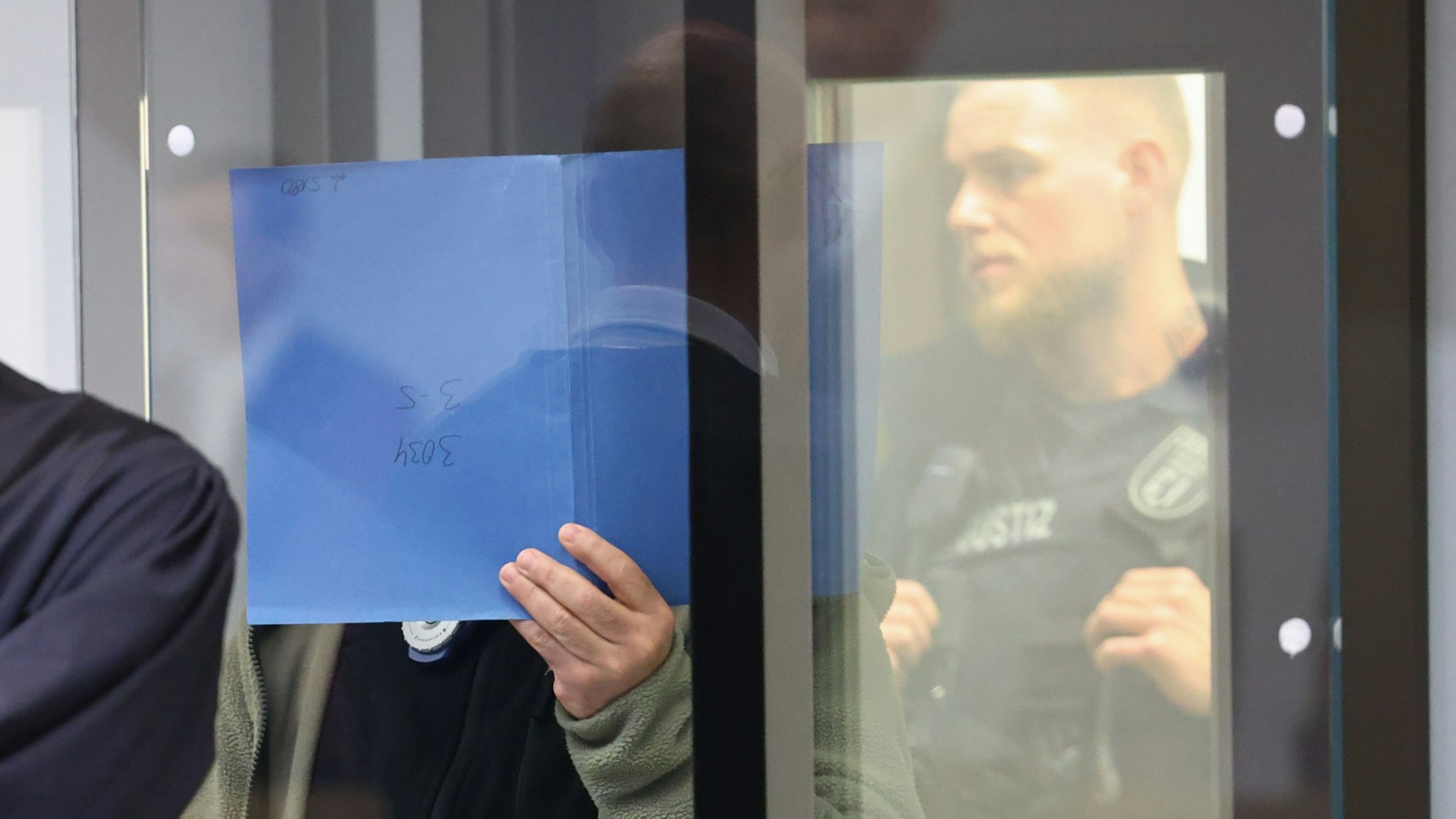 Einer der beiden im Libanon geborenen Angeklagten wird zum Prozess gegen insgesamt vier mutmaßliche Mitglieder der radikal-islamistischen Hamas in das Kammergericht geführt.