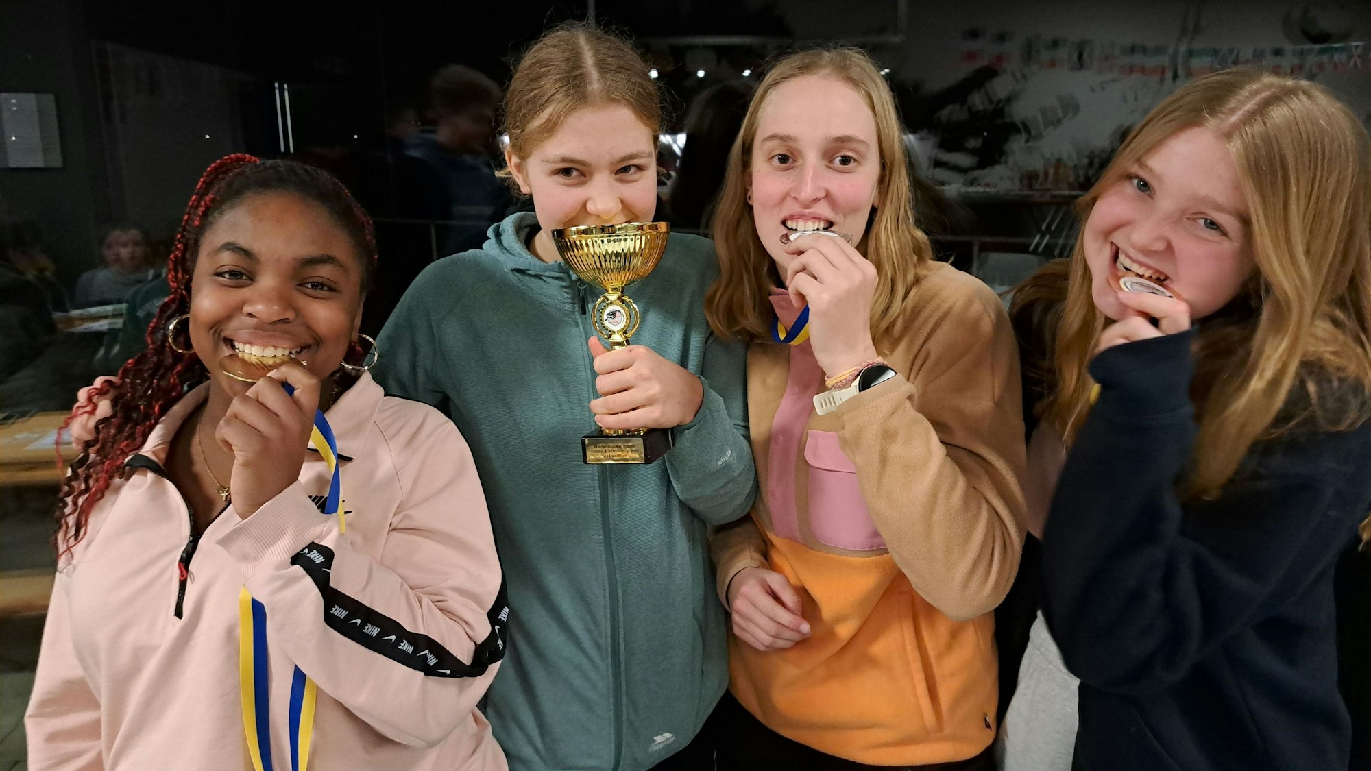 Mit Medaillen und Pokal sind die Kanutinnen Vicky Ediagbonya, Siri Becker, Naya Daruwala und Esta Fullmann vom Kanuclub Zugvogel in  Saison gestartet.