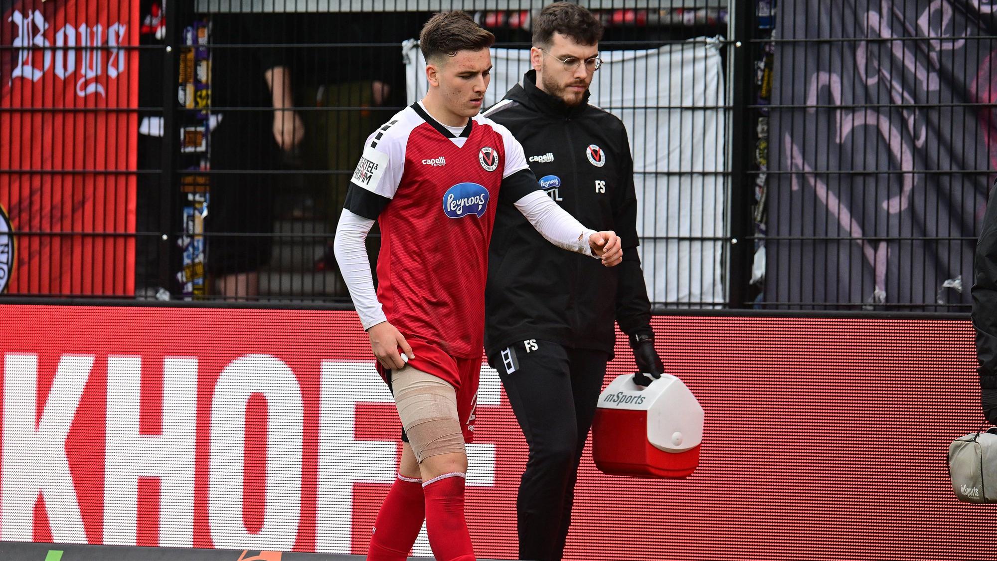 22-02-2025 / pmk / NK103387 Fussball/Herren 3.Liga Saison 2024/2025 Sportclub-Arena / Verl SC Verl - SC Fortuna Koeln Verletzung EL MALA S 22 Said EL MALA 22 Viktoria KOELN Frank SCHROEDTER -Physiotherapeut- Viktoria Koeln *** 22 02 2025 pmk NK103387 Football Men 3 League Season 2024 2025 Sportclub Arena Verl SC Verl SC Fortuna Koeln Injury EL MALA S 22 Said EL MALA 22 Viktoria KOELN Frank SCHROEDTER Physiotherapist Viktoria Koeln