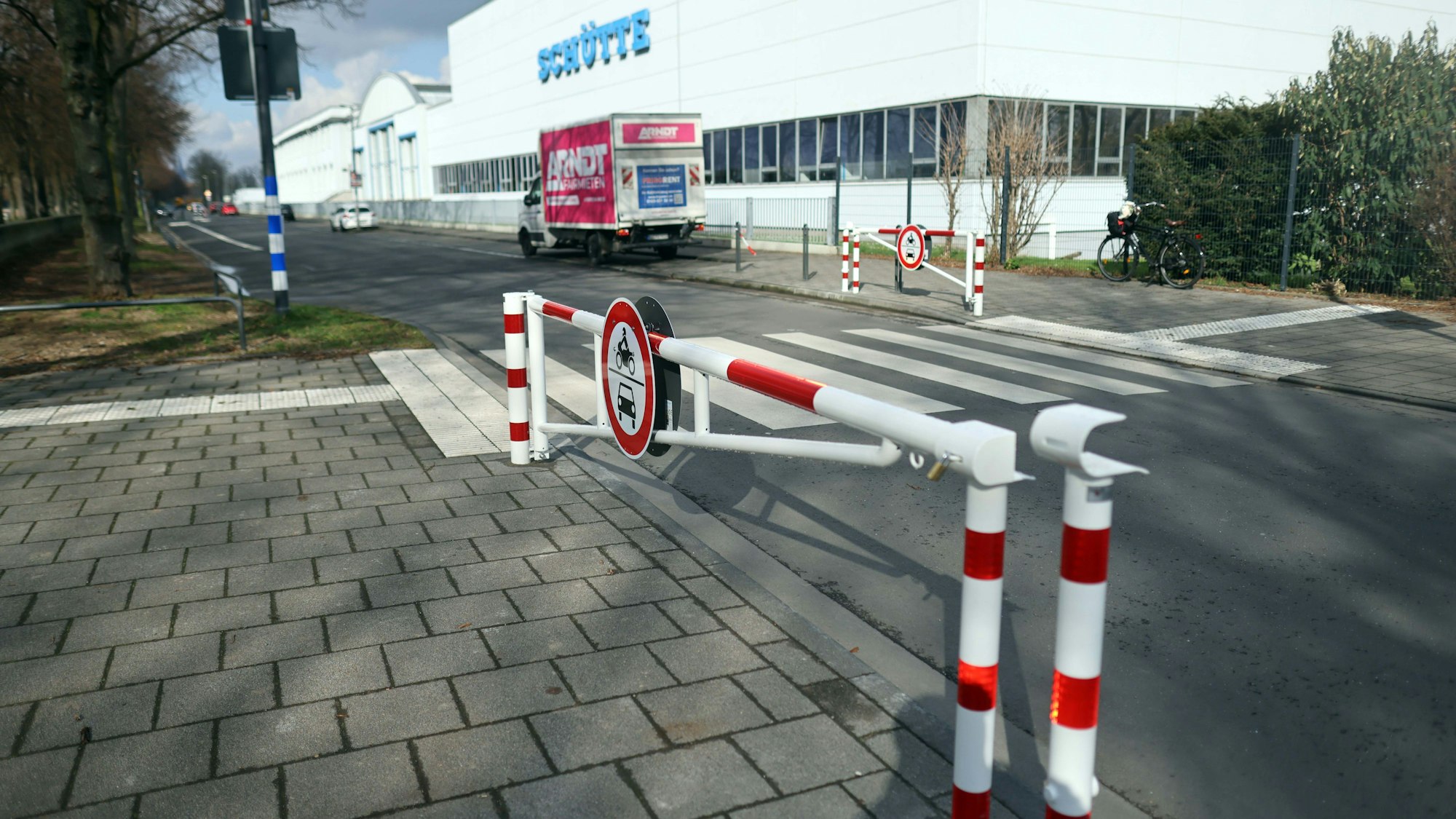 Wird die Drehschranke an Wochenenden geschlossen, bleibt noch genug Platz zum Passieren.