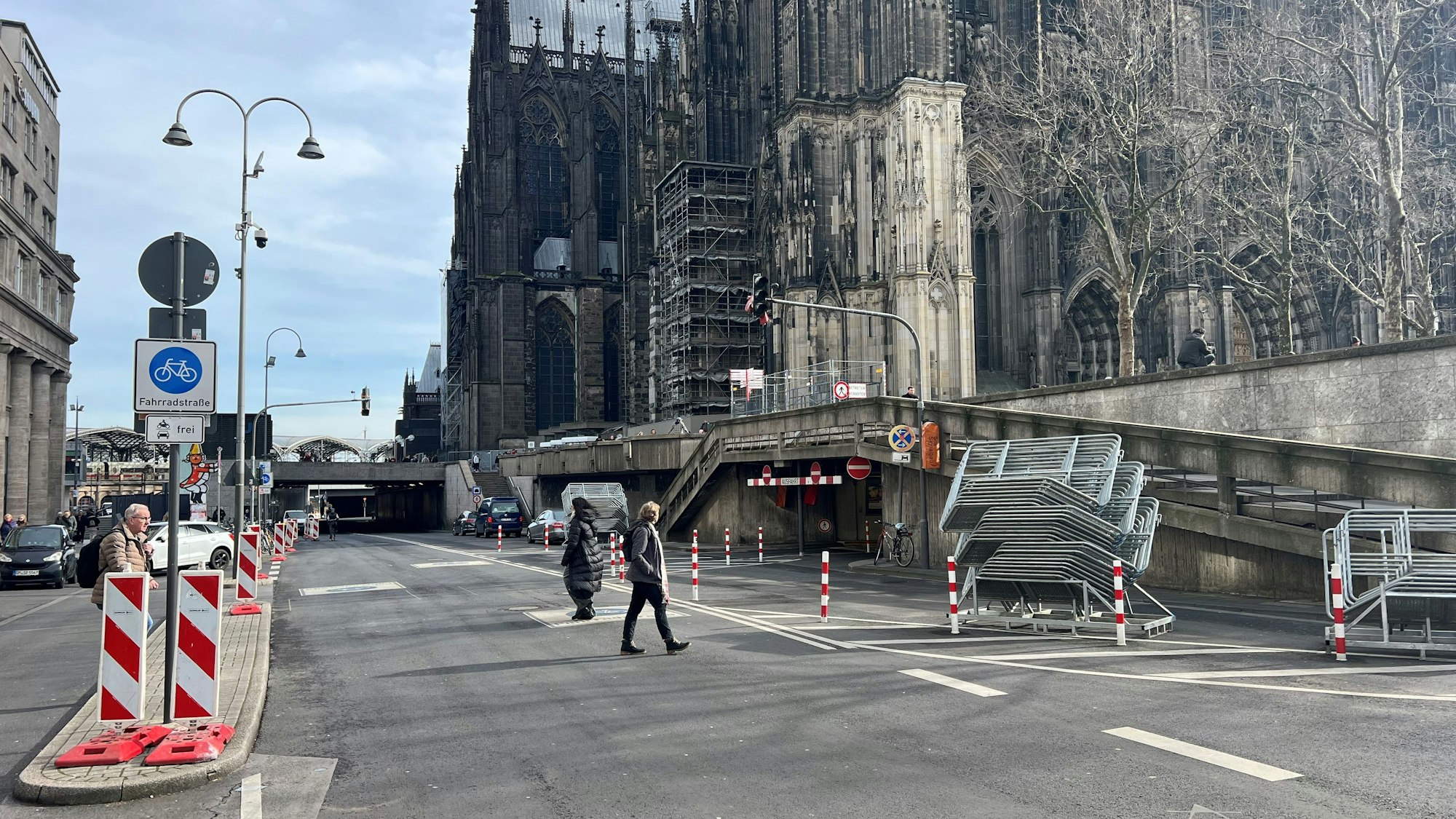 Schutzgitter stehen auf der Straße unterhalb des Doms.