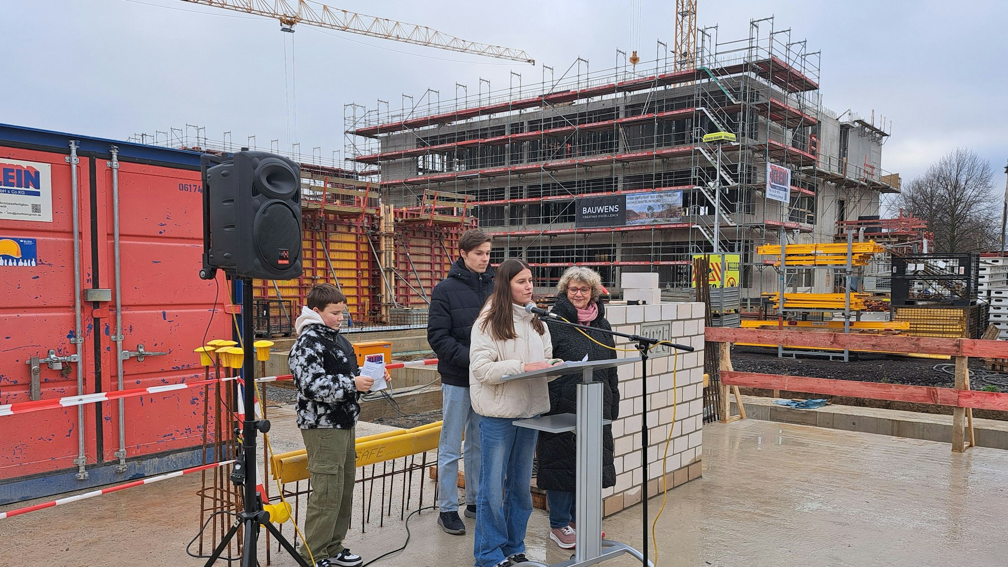 Die Erweiterung des Schulzentrums Nord - hier eine Aufnahme vom Richtfest - ist mit Kosten von rund 90 Millionen Euro die größte finanzielle Belastung des städtischen Haushalts der Stadt Niederkassel.