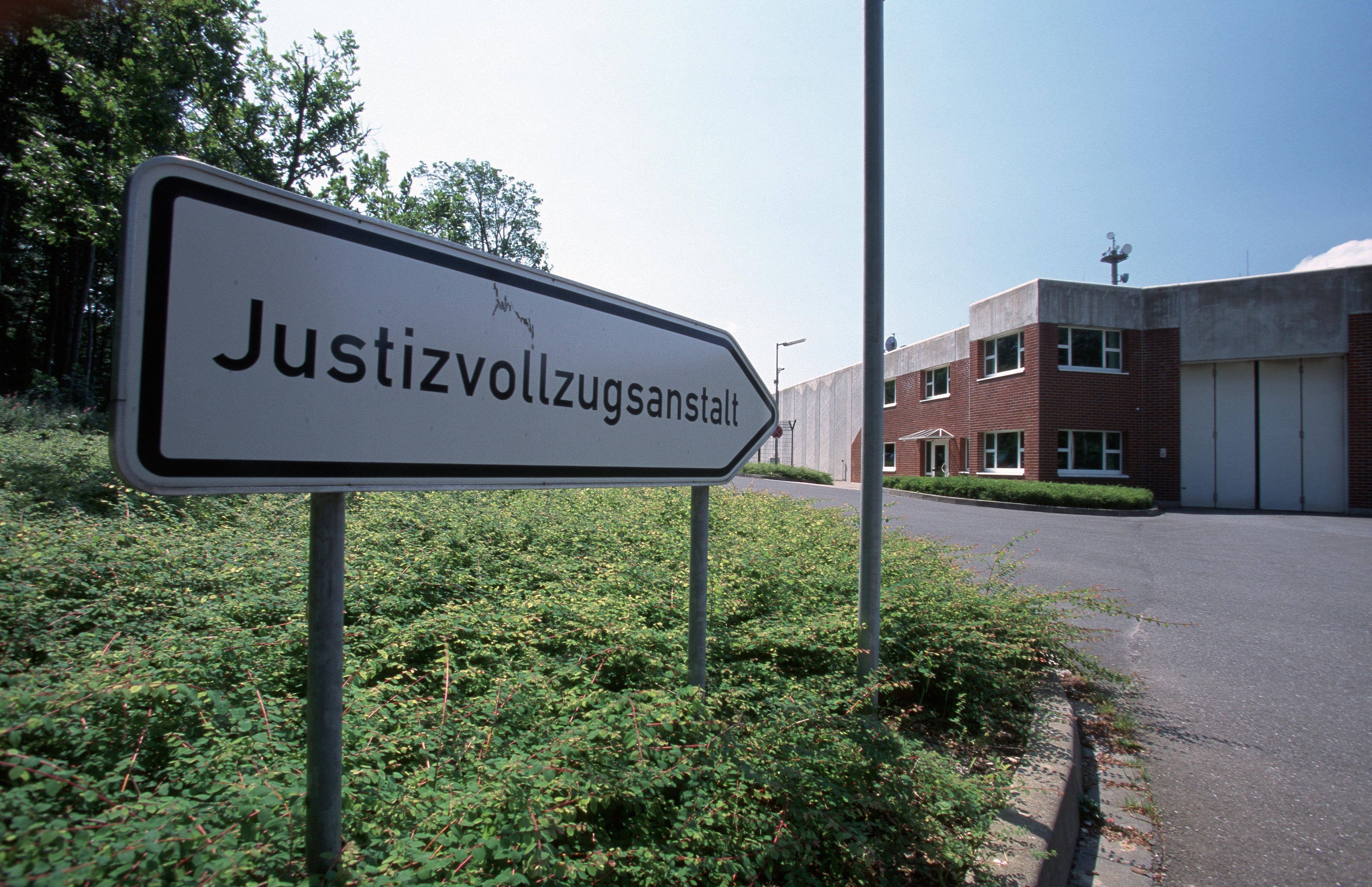 In der JVA Bueren, einem Abschiebegefaengnis, leben Menschen aus 60 Laendern zusammen.