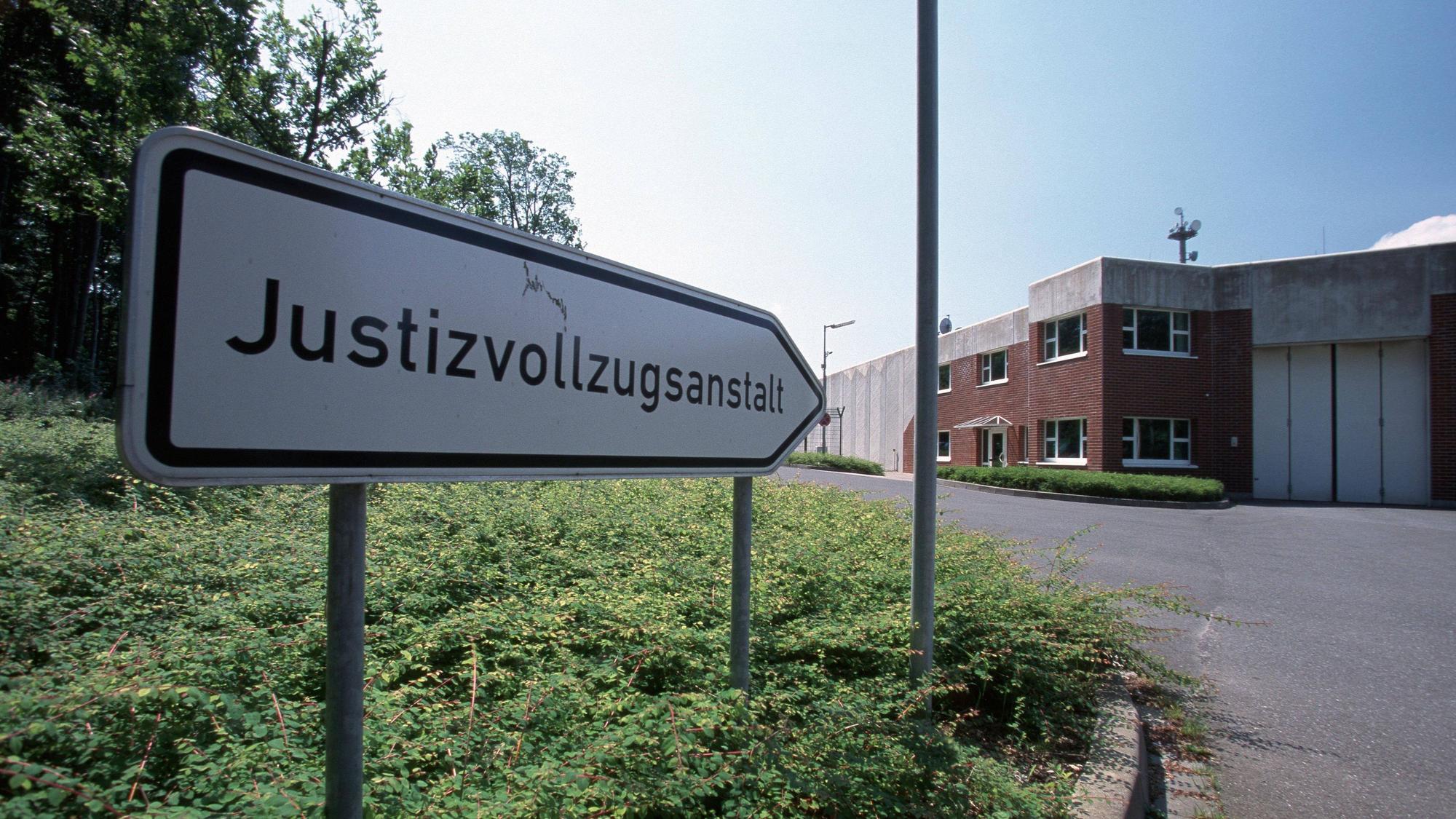 In der JVA Bueren, einem Abschiebegefaengnis, leben Menschen aus 60 Laendern zusammen.