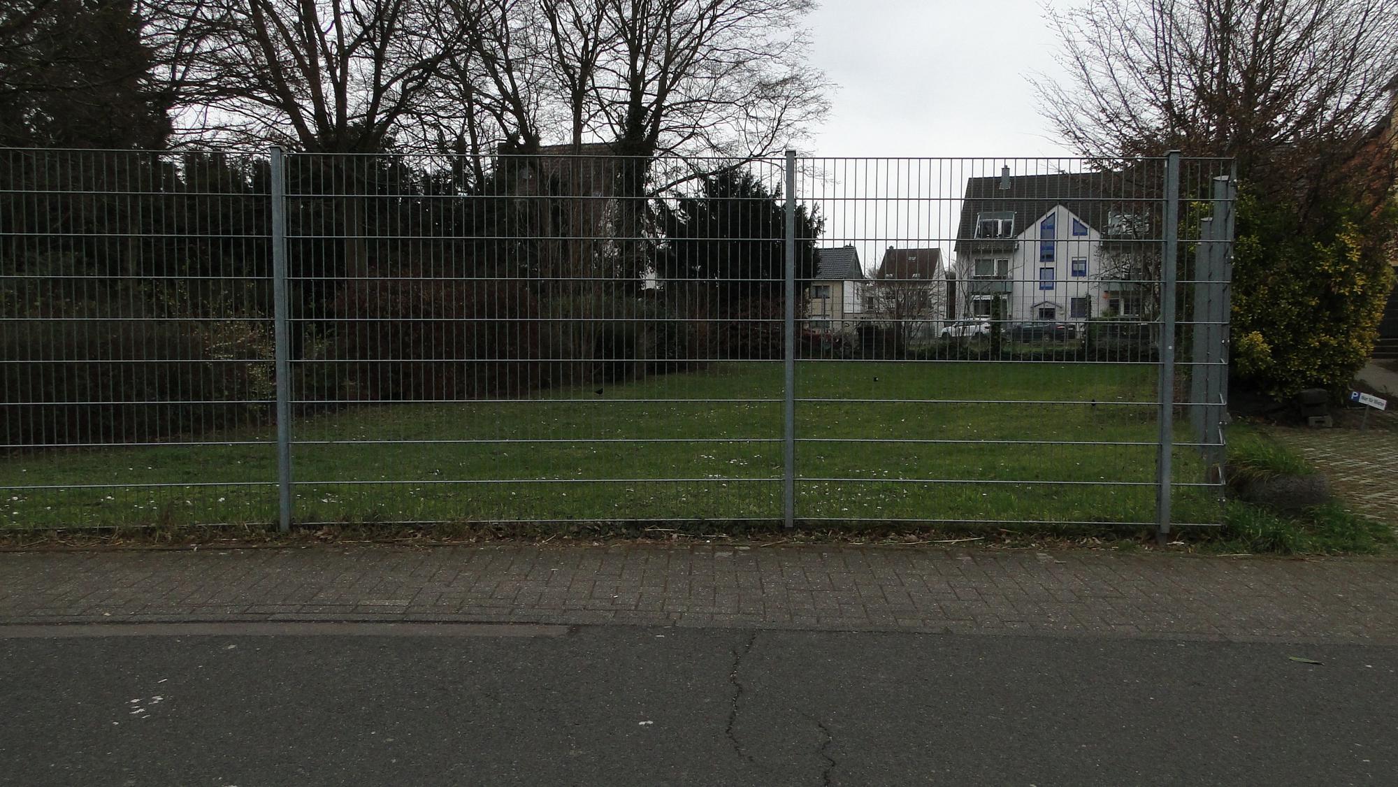 Das Grundstück in der Ringstraße, auf dem die Merkenicher gerne einen Spielplatz sähen, wurde für einige Jahre als Erweiterungsfläche des benachbarten Friedhofs vorgehalten.