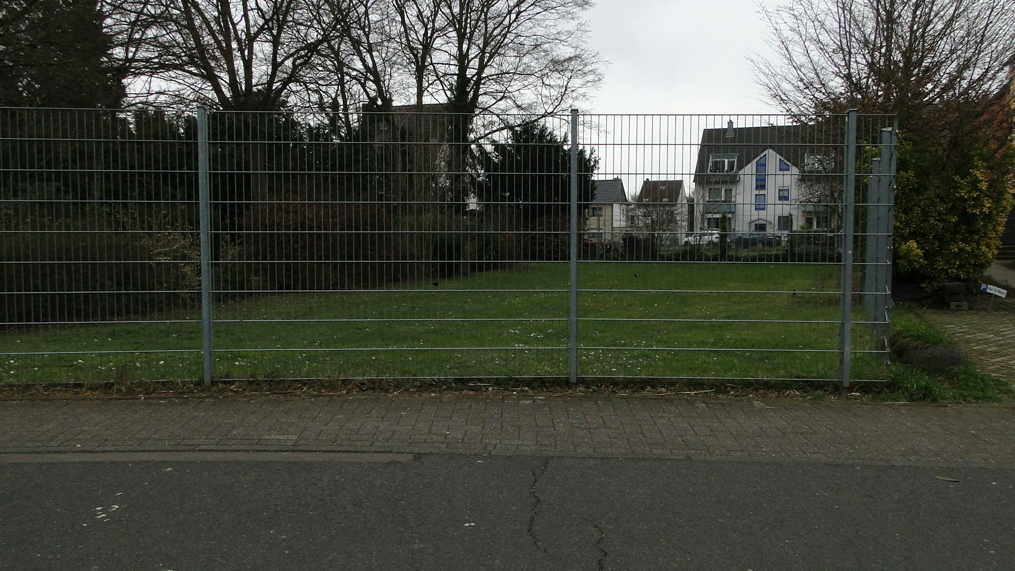 Das Grundstück in der Ringstraße, auf dem die Merkenicher gerne einen Spielplatz sähen, wurde für einige Jahre als Erweiterungsfläche des benachbarten Friedhofs vorgehalten.