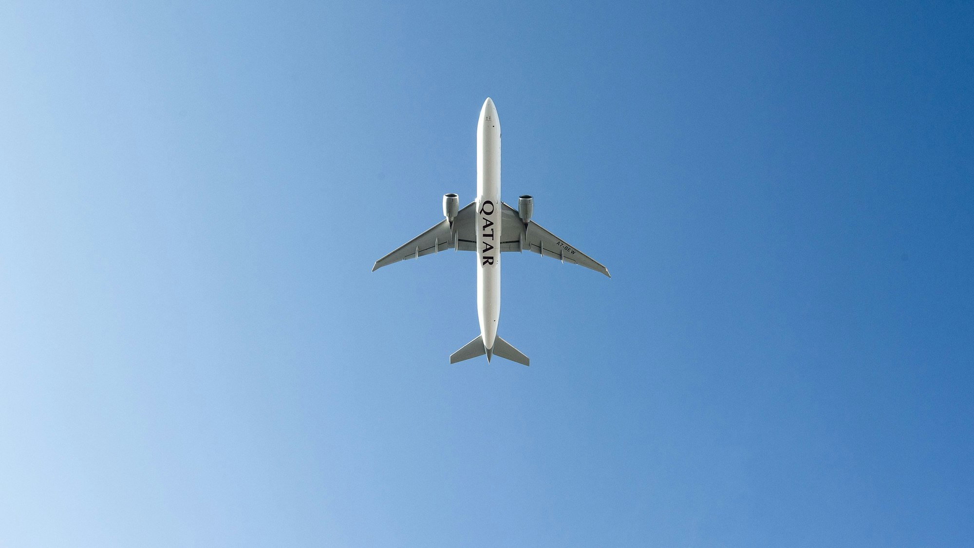 Ein Passagierflugzeug der Fluggesellschaft Qatar Airways befindet sich kurz nach dem Start im Steigflug. (Archivbild)