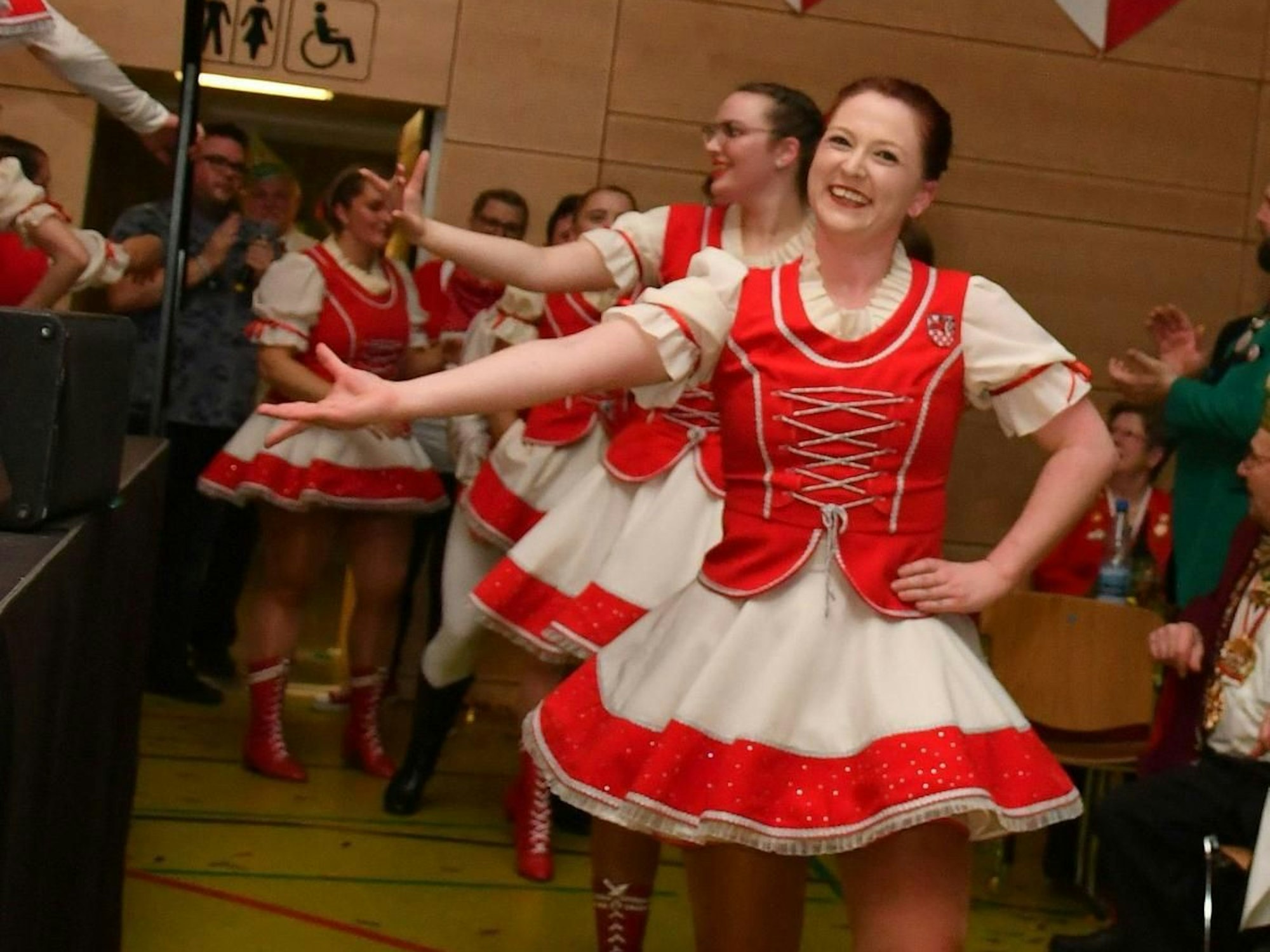 Judith Schwenk tanzt in einer Karnevalsgruppe.