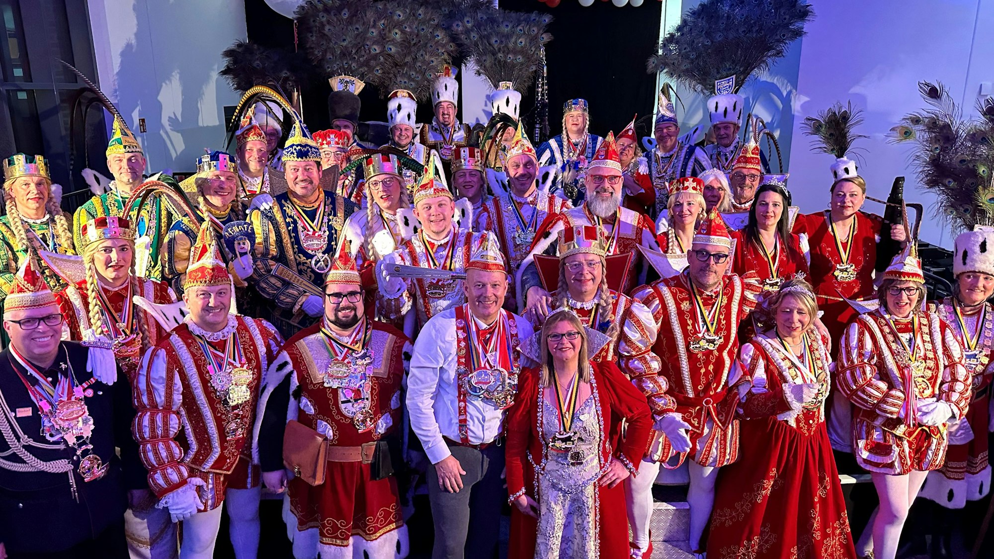 Das Foto zeigt die Tollitäten aus dem Rhein-Erft-Kreis mit Landrat Frank Rock.