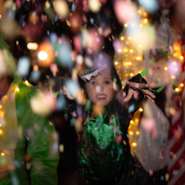 Eine Frau ist von funkelnden Lichtern umgeben.