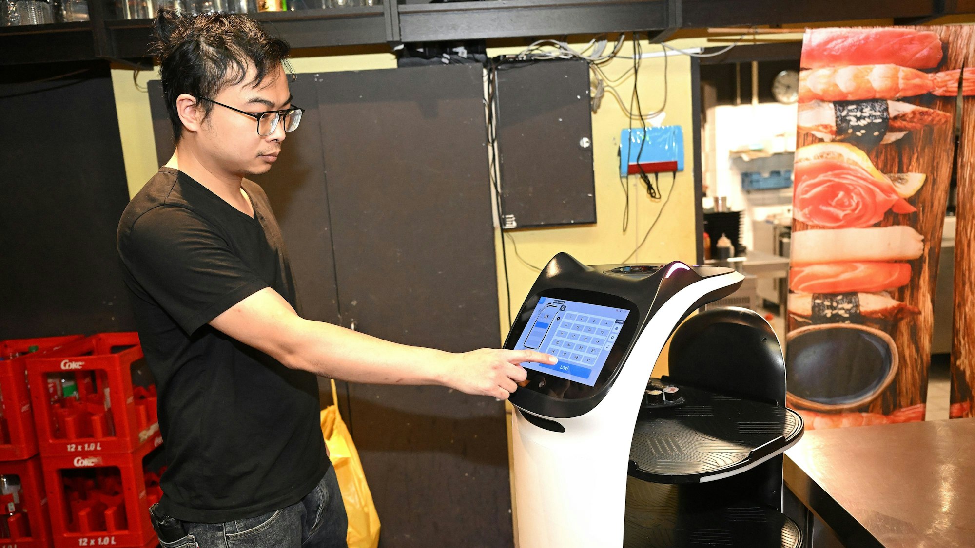 Ein Angestellter bedient Bella.