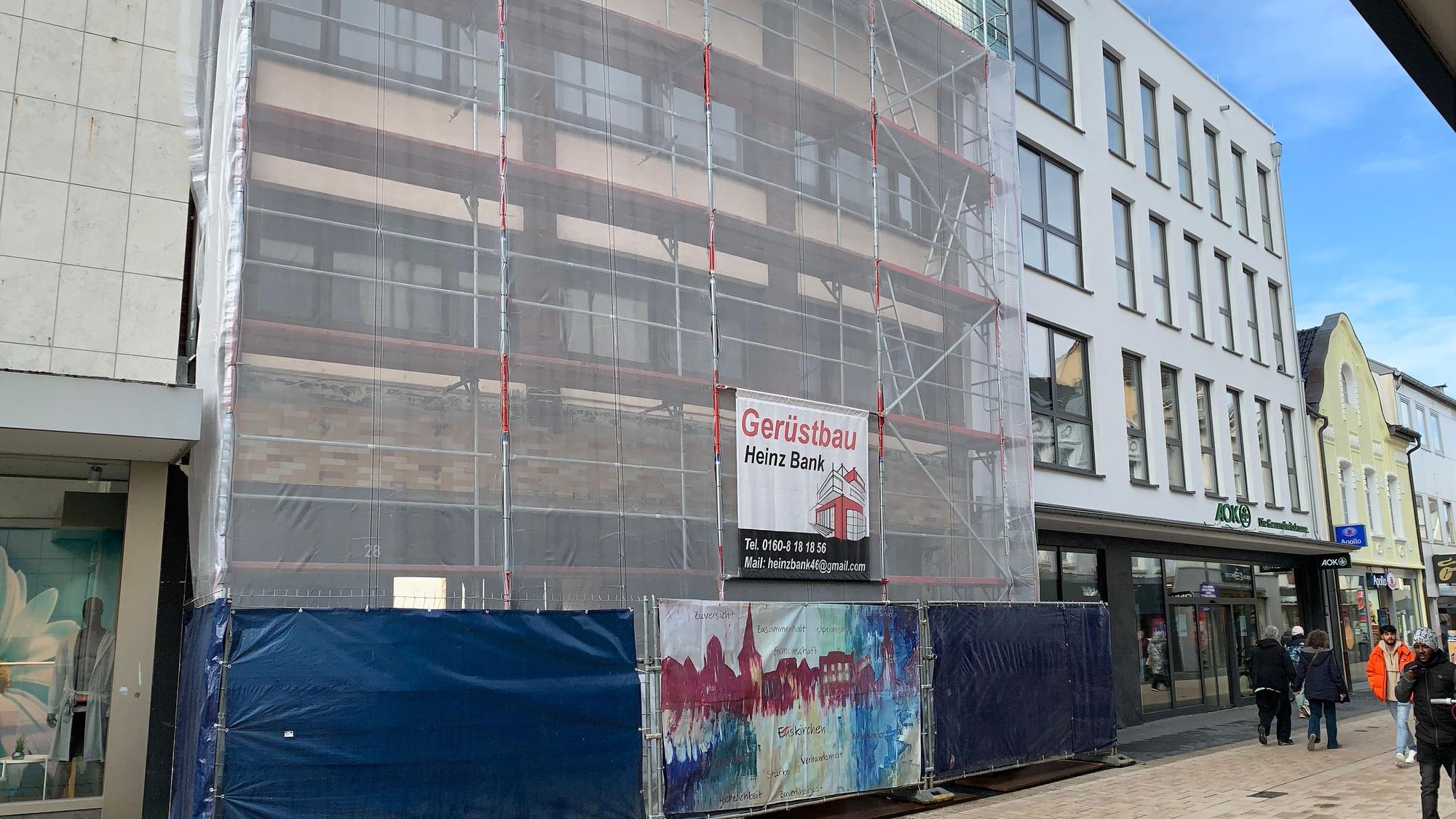 Ein Haus an der Neustraße in Euskirchen ist eingerüstet. Es wird abgerissen.