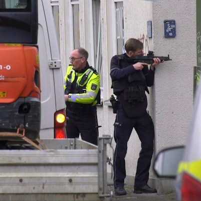 Polizisten sind im Einsatz.