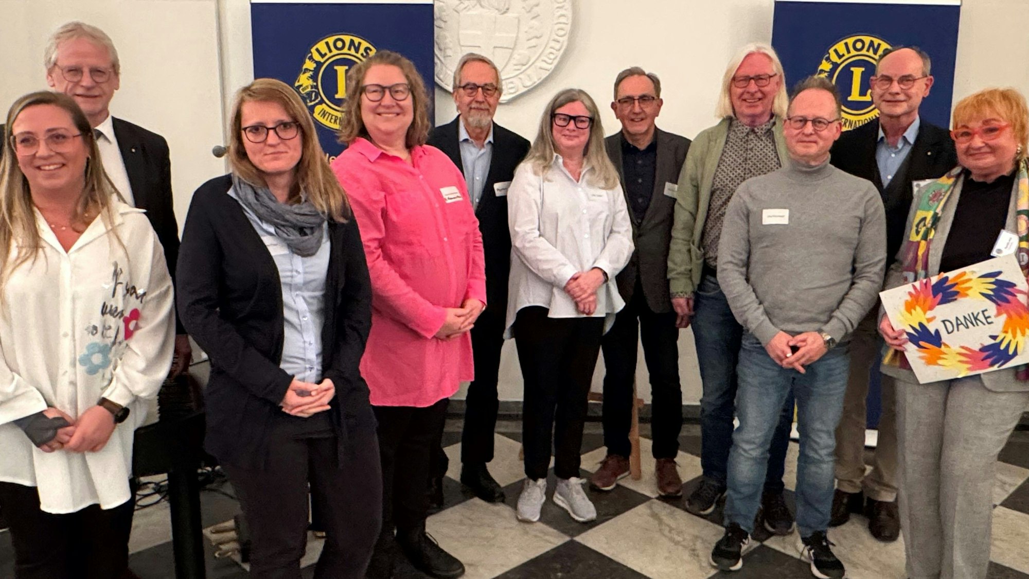 Zu sehen sind die Verantwortlichen des Brühler Lions Club sowie die Vertreter der karitativen Einrichtungen.