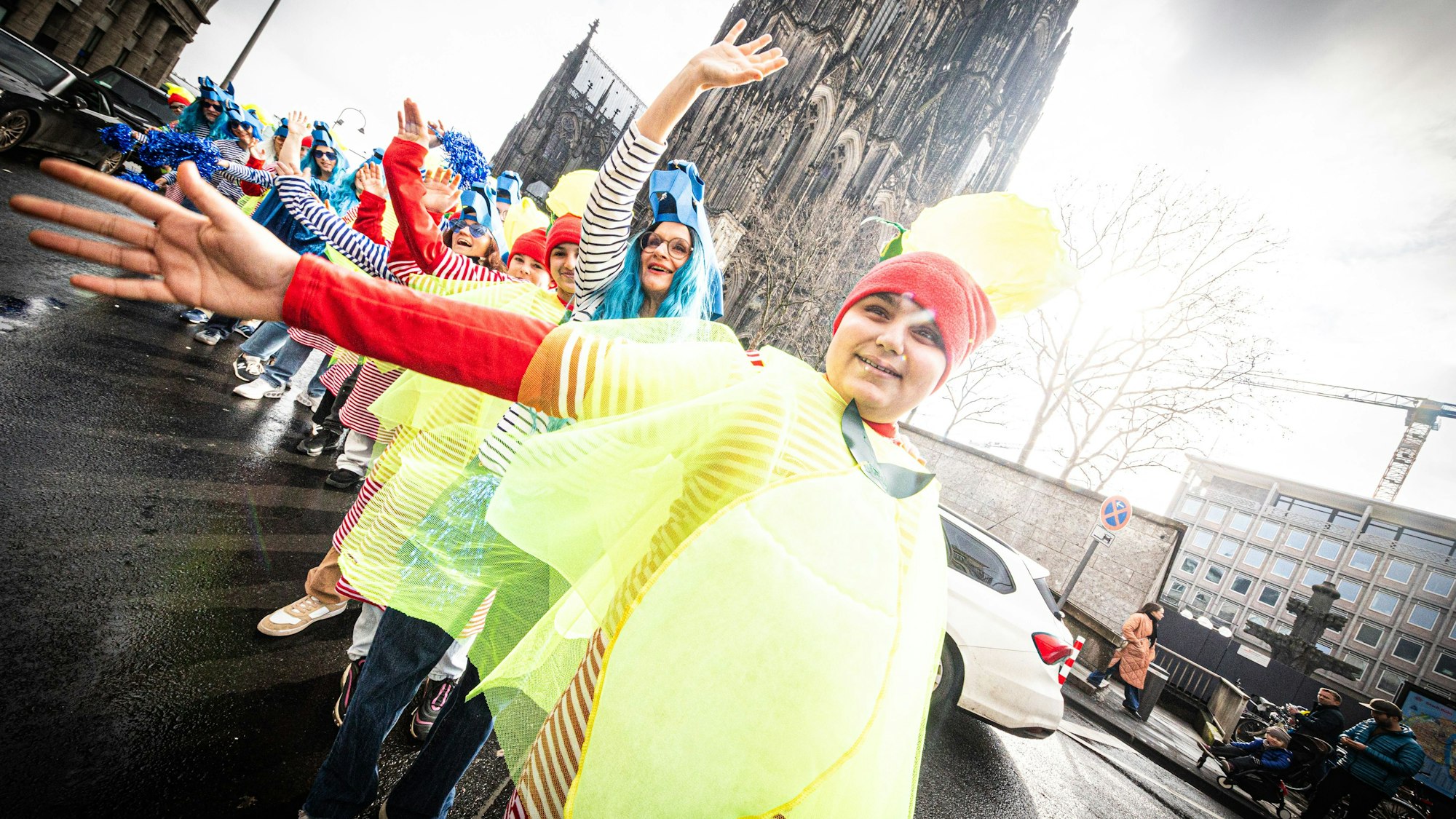Vorfreude auf Sonntag demonstrierten blaue Pferde der AGpR und bunte Knallbonbons aus der Hauptschule Bilderstöckchen.