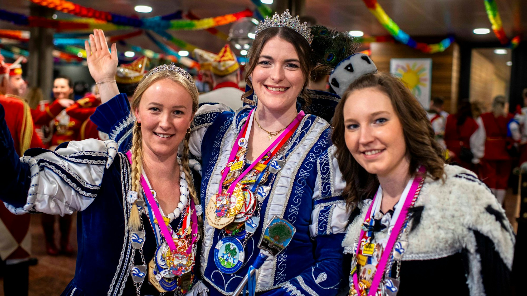 Das Bild zeigt das Schevener Dreigestirn beim Tollitätenempfang im Kreishaus.