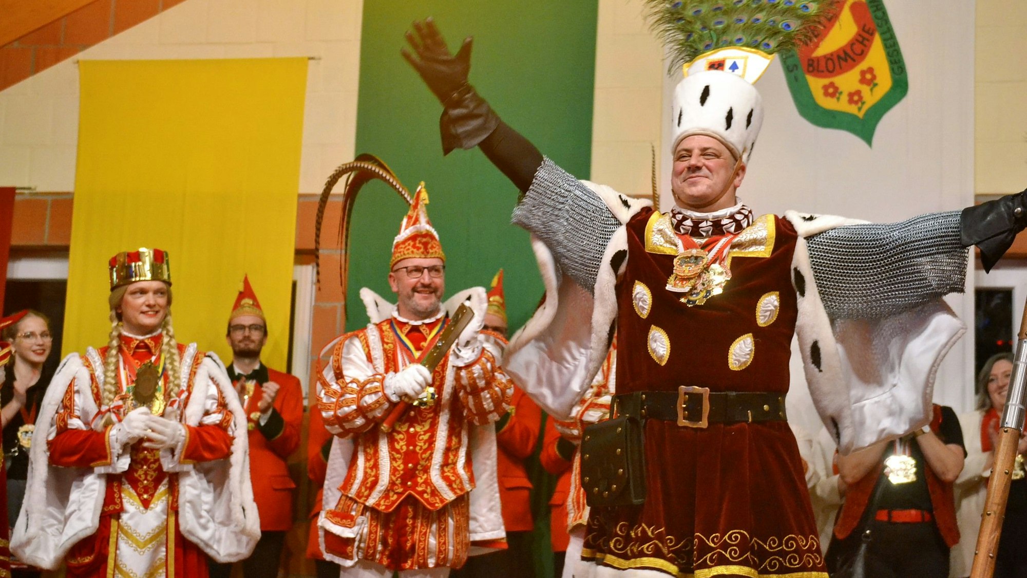 Das Bild zeigt das Kommerner Dreigestirn auf der Bühne.