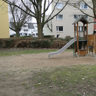 Der Spielplatz in Auf dem alten Weerth ist eher übersichtlich geraten.