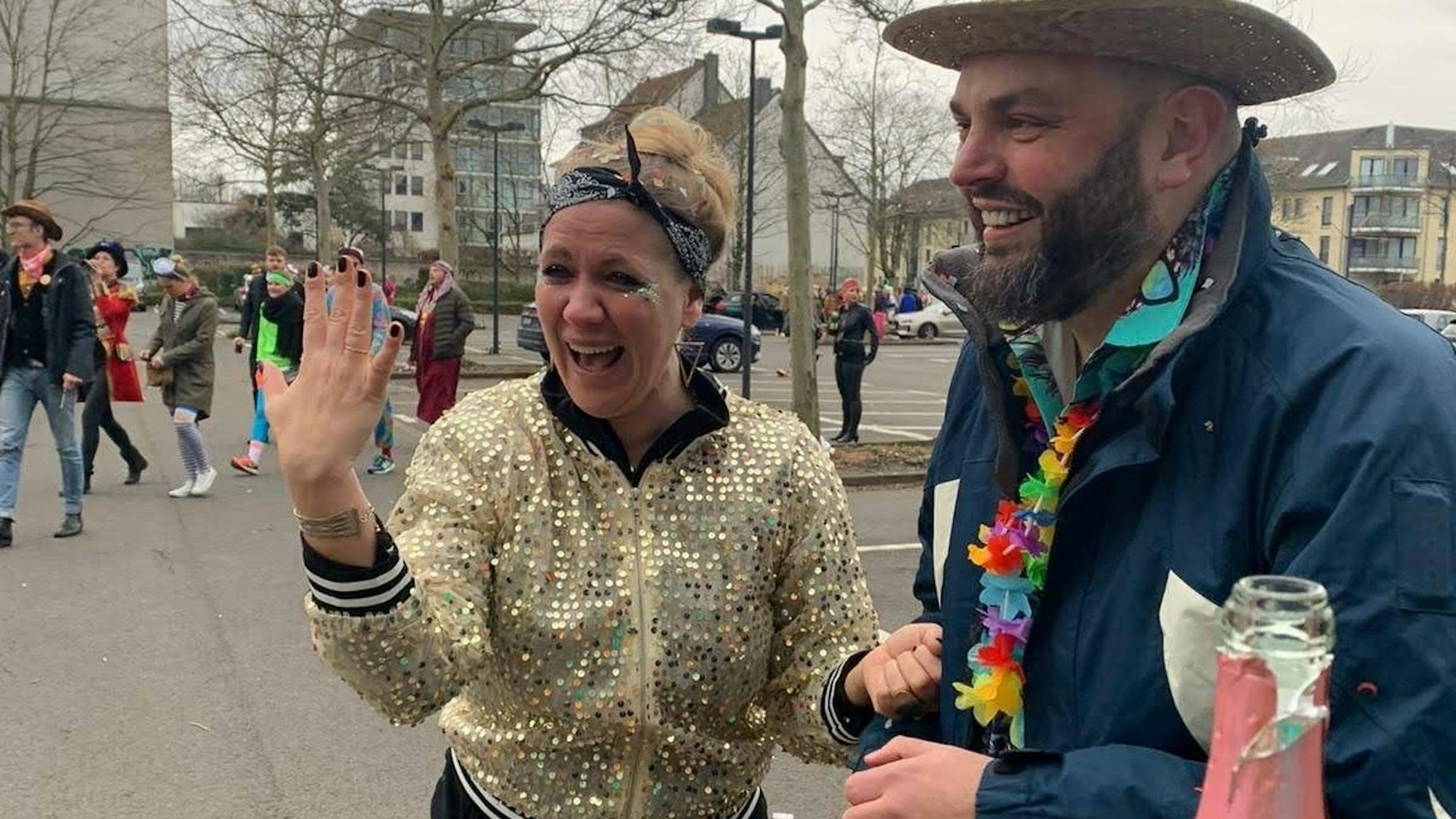 „Anders romantisch als vorgestellt“: Volker Seidel machte Sarah Weingarten auf dem Weg zu einer Karnevalsparty einen Heiratsantrag auf einem Parkplatz.