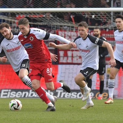 Viktorias Donny Bogicevic läuft zwei Verler Gegenspielern davon.