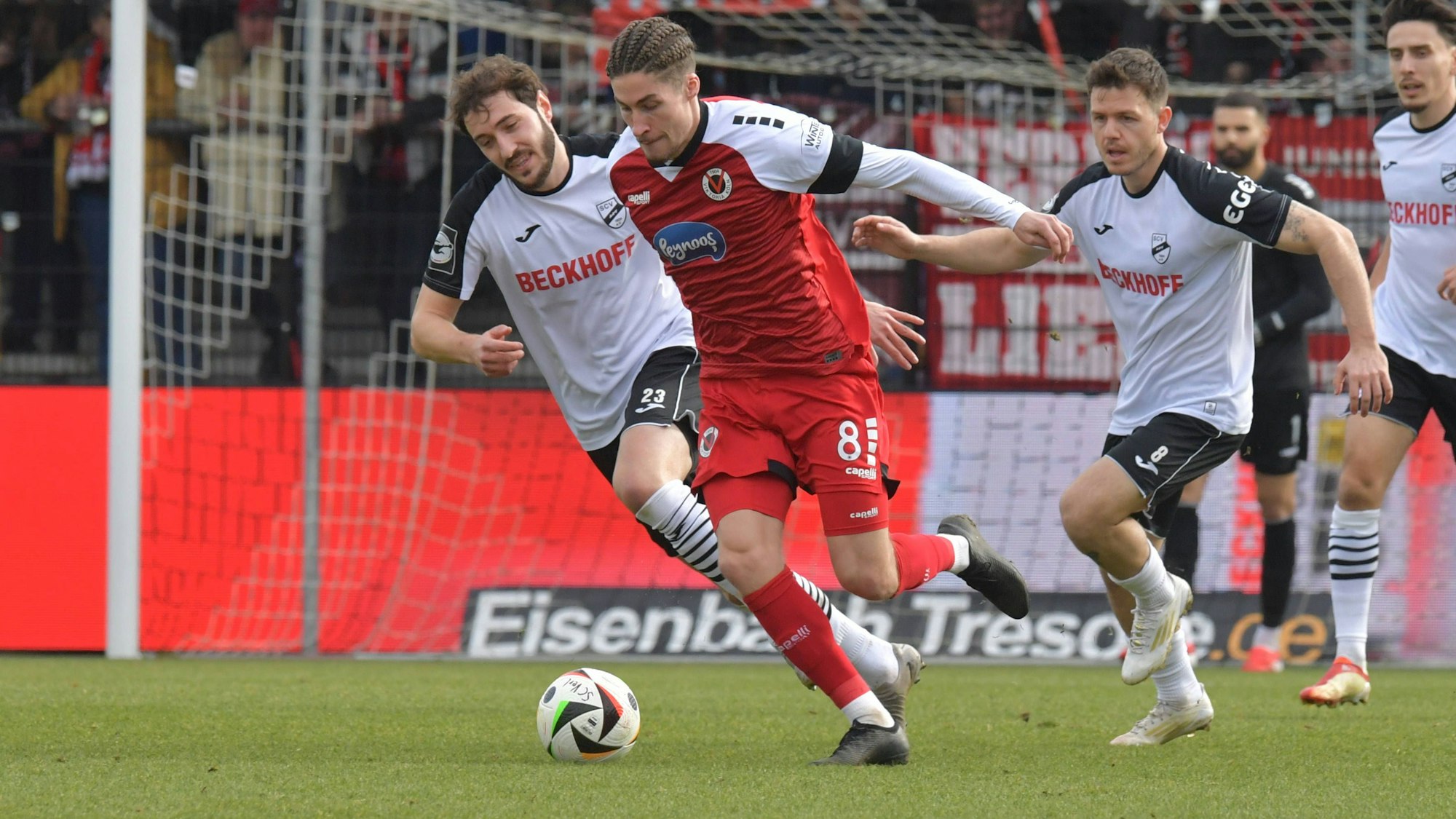 Viktorias Donny Bogicevic läuft zwei Verler Gegenspielern davon.