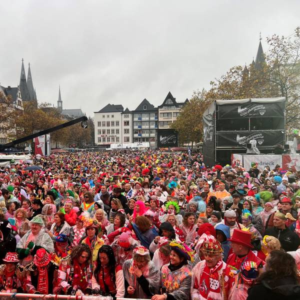 Tausende feiern auch in diesem Jahr wieder Weiberfastnacht am Alter Markt in Köln.