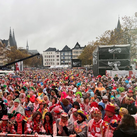 Tausende feiern auch in diesem Jahr wieder Weiberfastnacht am Alter Markt in Köln.