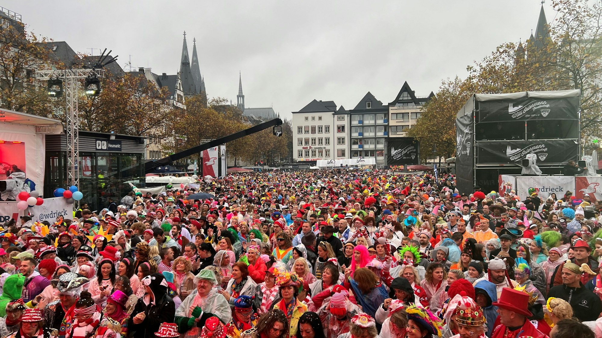Tausende feiern auch in diesem Jahr wieder Weiberfastnacht am Alter Markt in Köln.
