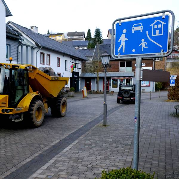 Ein schweres Baufahrzeug fährt durch die Spielstraße.