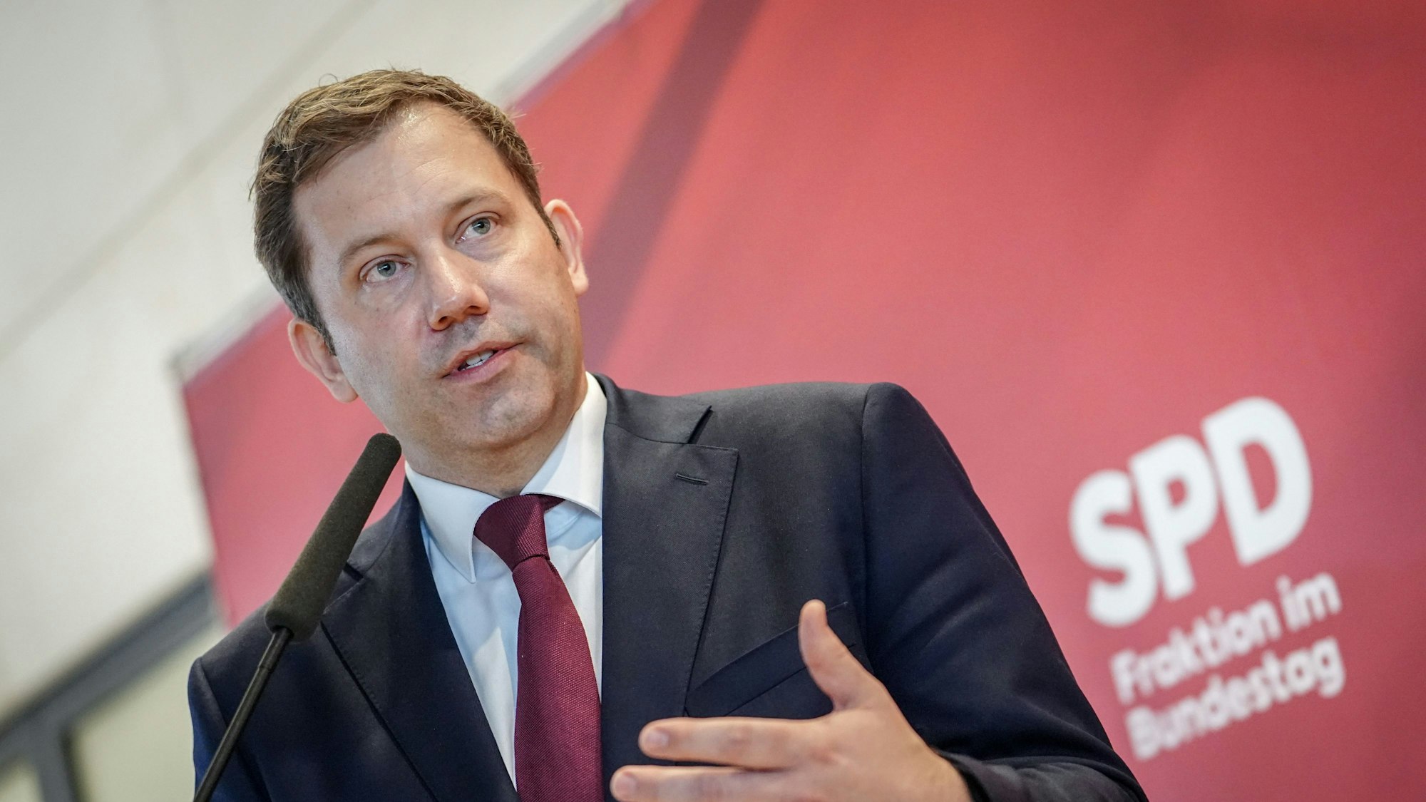 Lars Klingbeil, SPD-Bundesvorsitzender und SPD-Fraktionsvorsitzender, gibt nach der Fraktionssitzung der SPD im Bundestag ein Pressestatement.