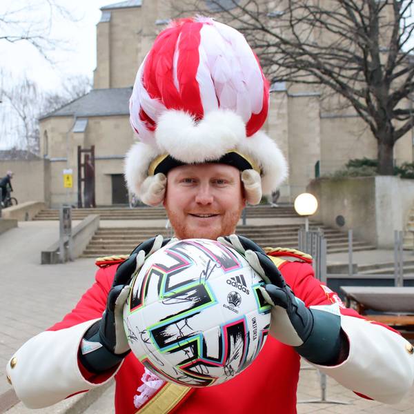 Das Bild zeigt Dirk Lamb, der in rot-weißer Uniform einen Fußball in den Händen hält.