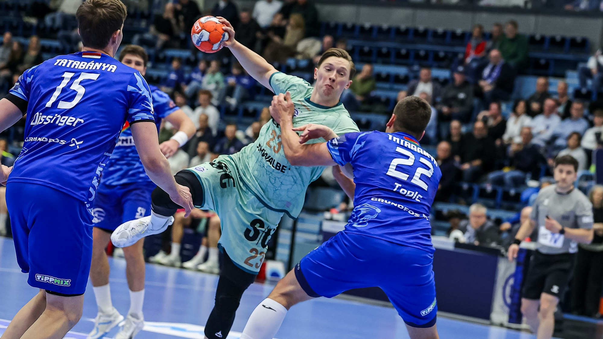 VfL-Spieler Ole Pregler bei einem Angriffsspiel gegen Tatabanya.