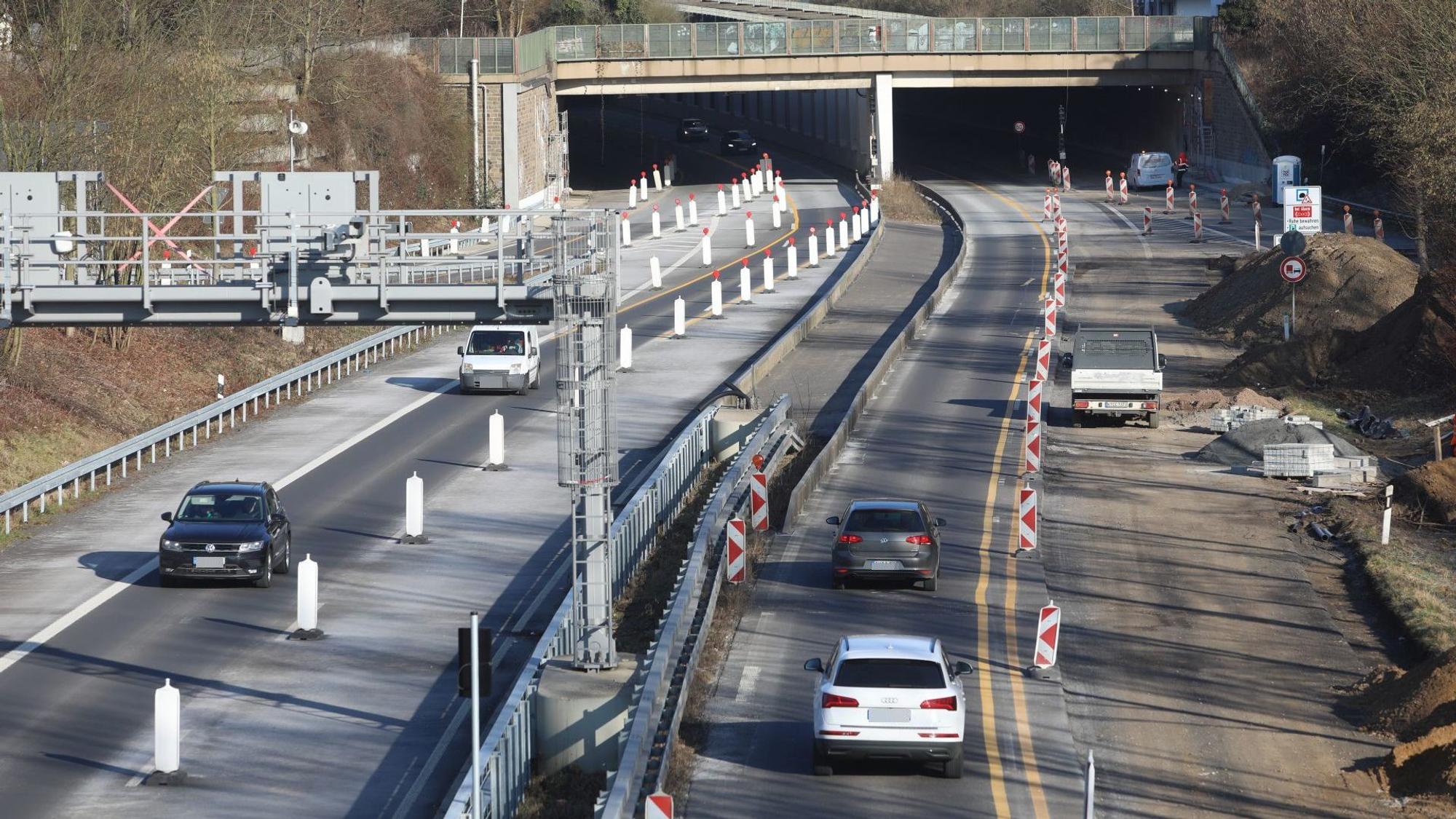 Blick von einer Brücke auf eine vierspurige Bundesstraße, von denen jedoch jeweils nur eine Spur frei ist.
