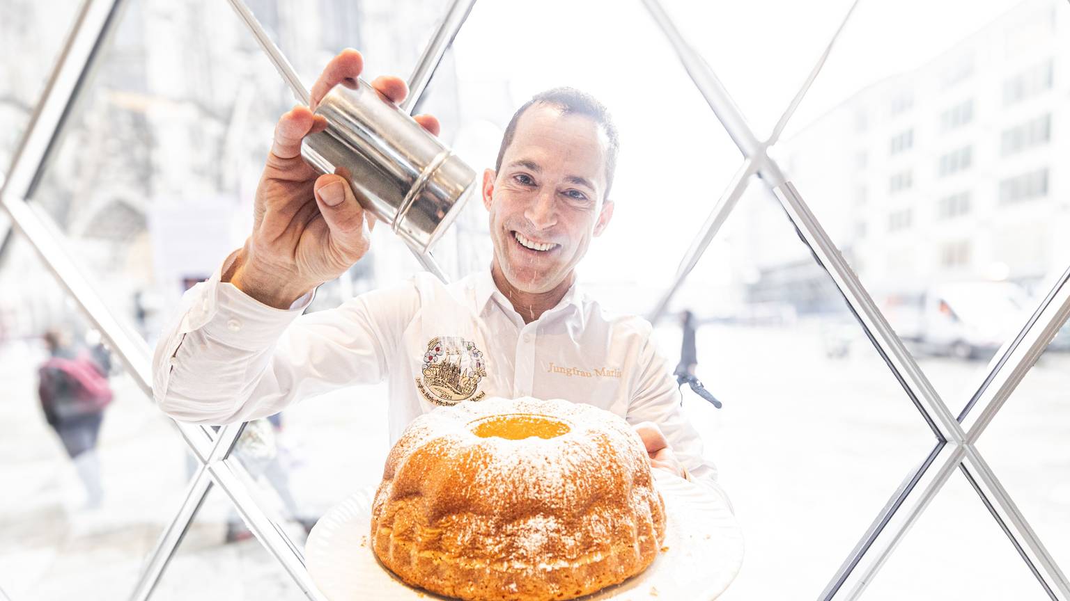 Hendrik Ermen, sonst bekannt als Jungfrau Marlis, verteilte den Gugelhupf für den guten Zweck persönlich.