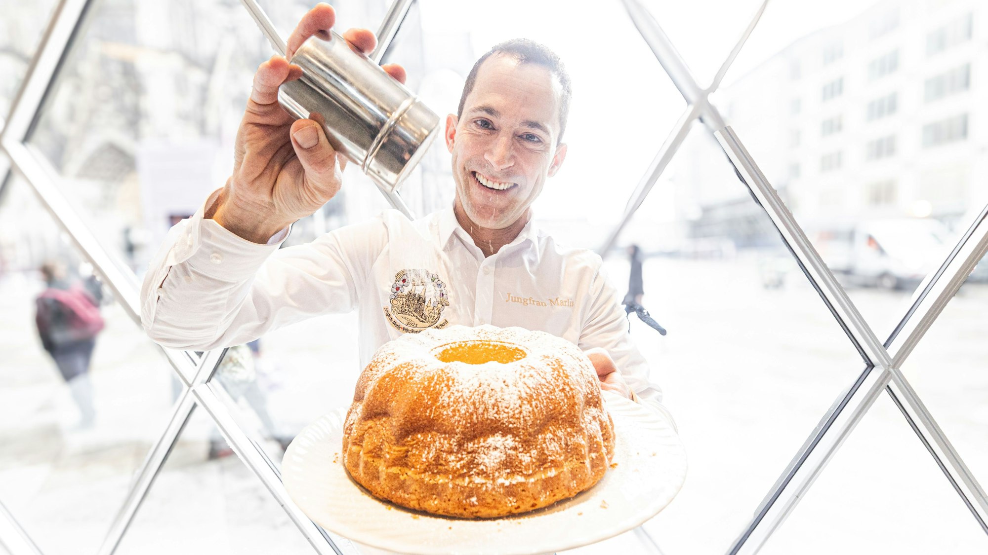 Hendrik Ermen, sonst bekannt als Jungfrau Marlis, verteilte den Gugelhupf für den guten Zweck persönlich.