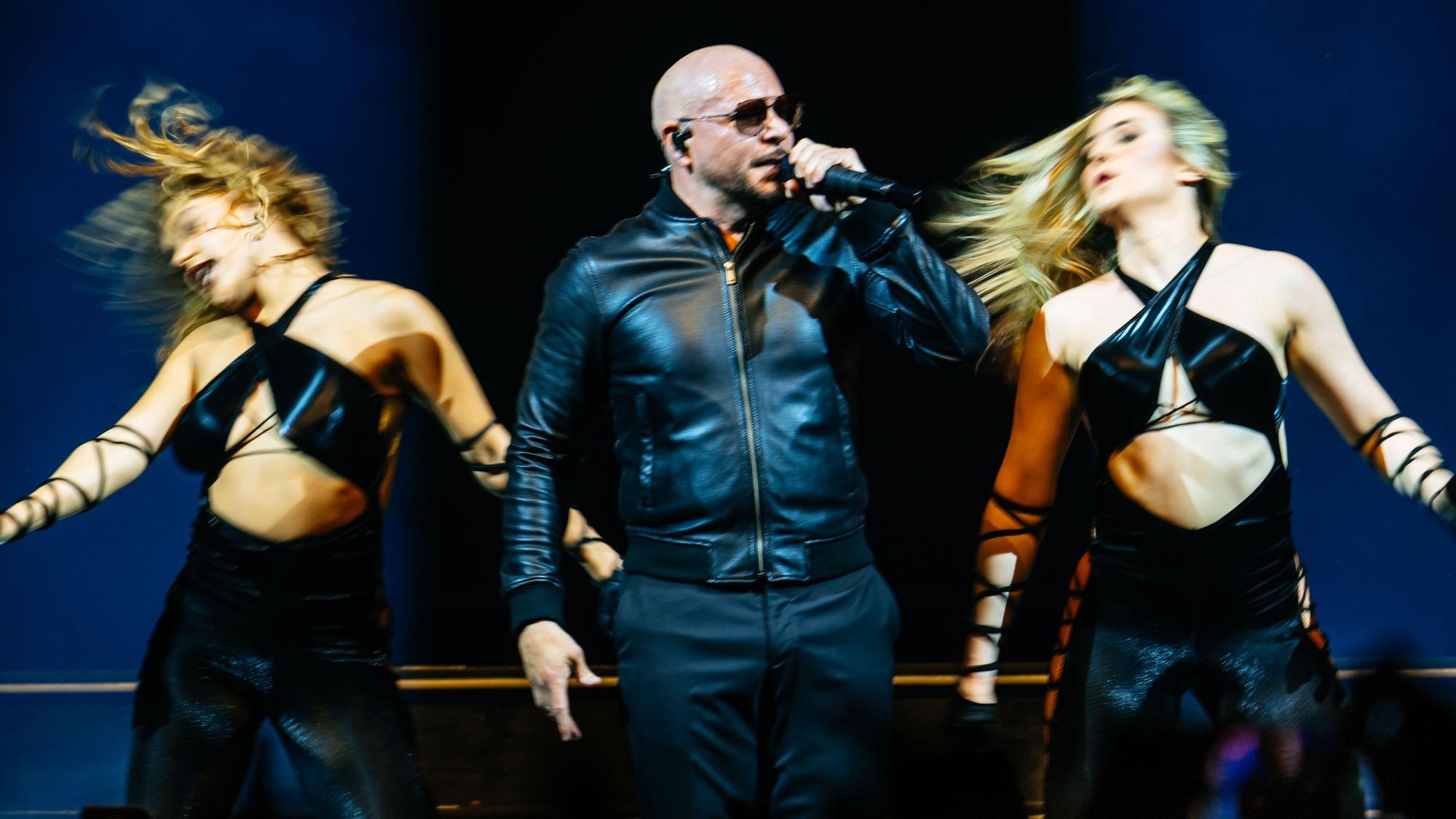 Der selbst ernannte „Mr. Worldwide“: Pitbull lässt sich immer noch besonders gerne von leicht bekleideten Frauen umtanzen.