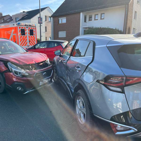 Beteiligte Pkw nach Unfall in Ausfahrt eines Discounters