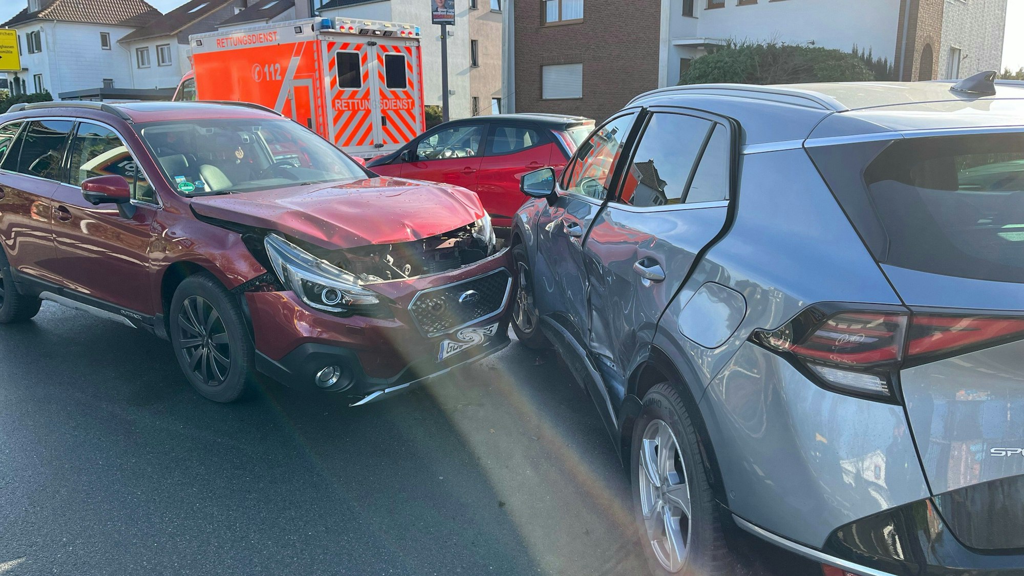 Beteiligte Pkw nach Unfall in Ausfahrt eines Discounters