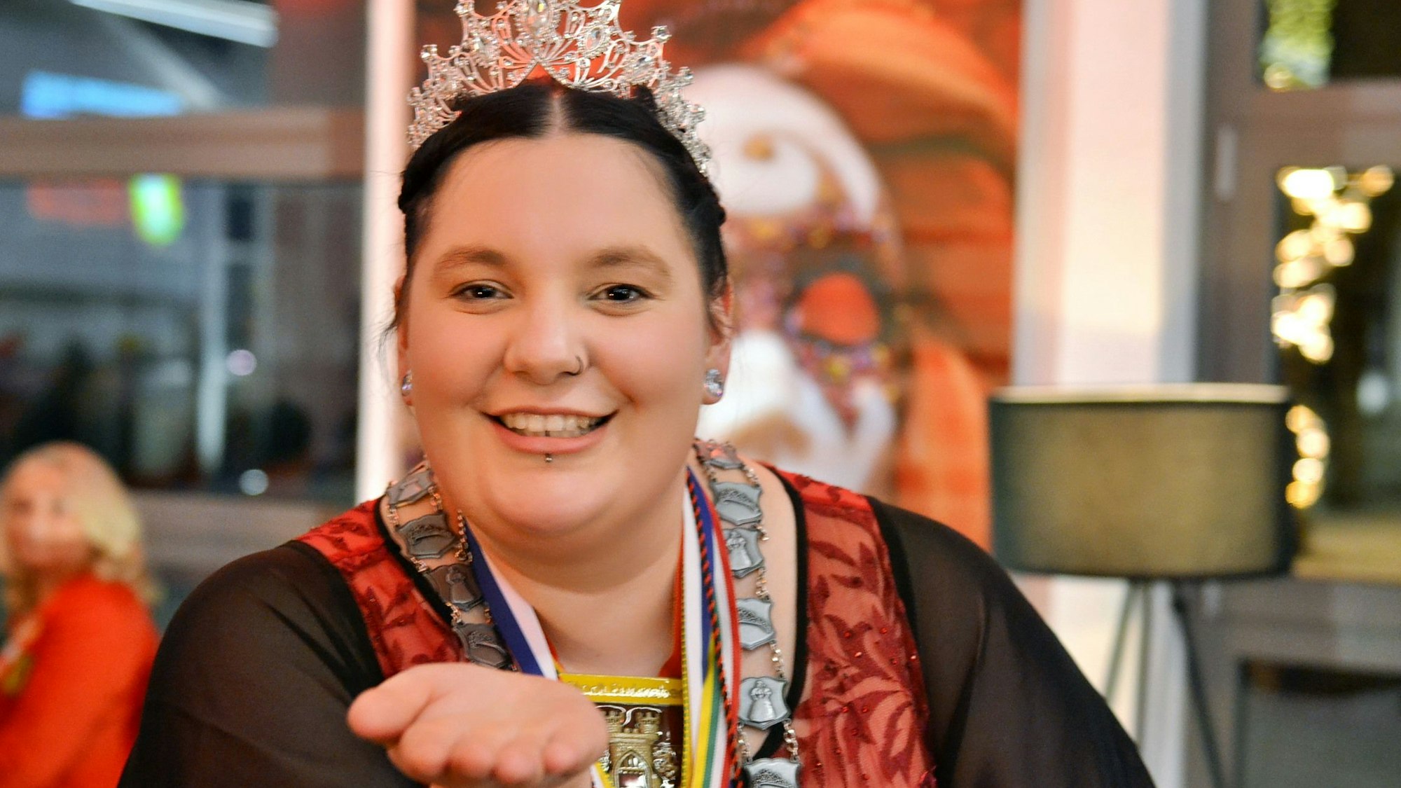 Das Bild zeigt die Südstadtregentin, die einen Luftkuss in Richtung Kamera schmeißt.