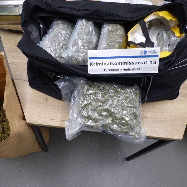 Auf dem Bild sind in Plastik eingeschweißte Drogen in einer schwarzen Tasche zu sehen.