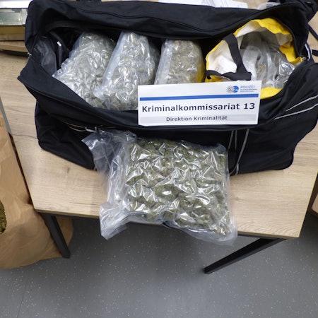 Auf dem Bild sind in Plastik eingeschweißte Drogen in einer schwarzen Tasche zu sehen.