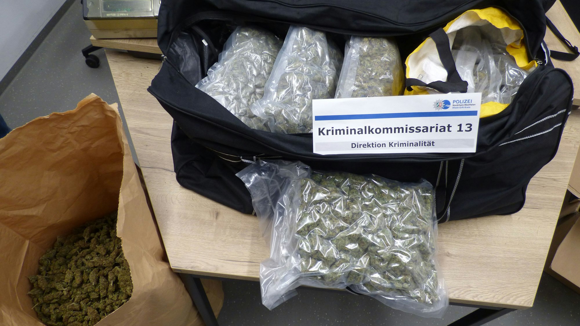 Auf dem Bild sind in Plastik eingeschweißte Drogen in einer schwarzen Tasche zu sehen.