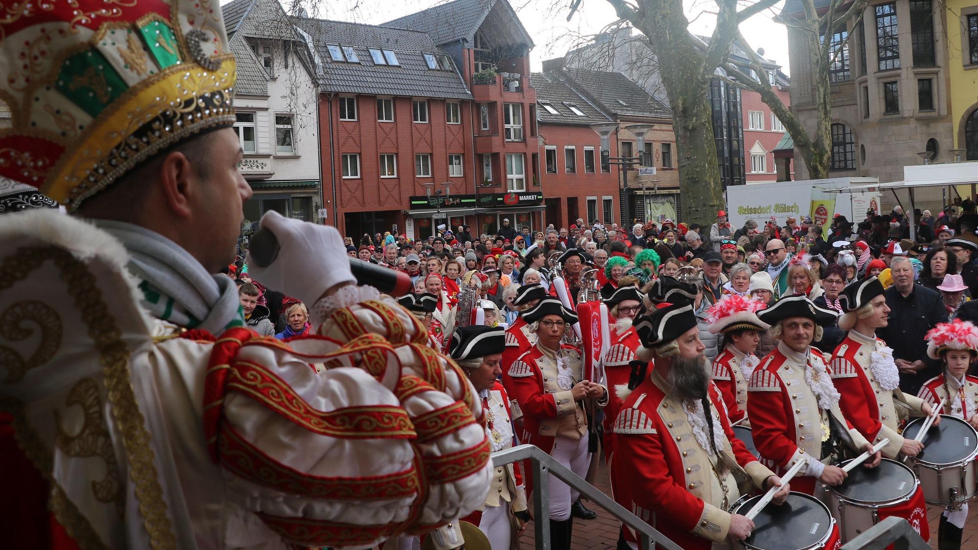 Auf dem Bild ist der Karnevalsprinz von Frechen vor Publikum bei der Eröffnung des Straßenkarnevals zu sehen.