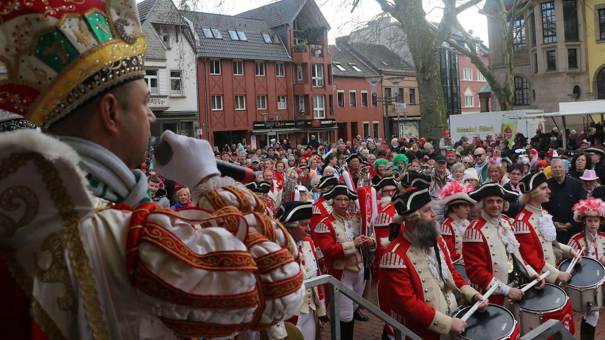 Auf dem Bild ist der Karnevalsprinz von Frechen vor Publikum bei der Eröffnung des Straßenkarnevals zu sehen.