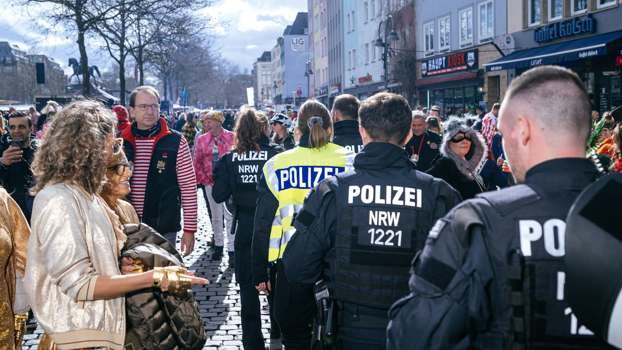 Einiges an Polizisten ist am Alter Markt unterwegs.