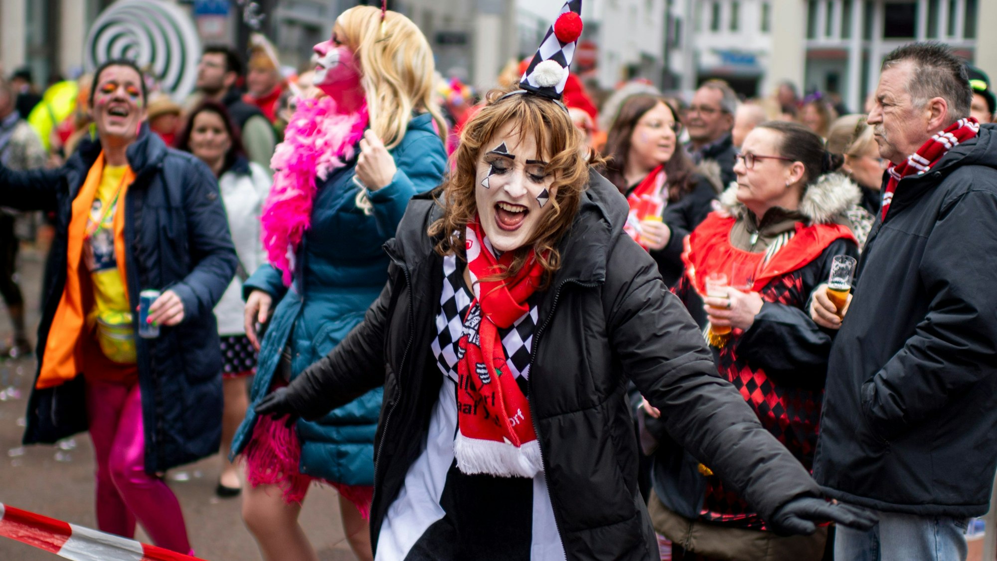 Das Bild zeigt den Bereich vor der Bühne. Dort tanzen einige Jecke.