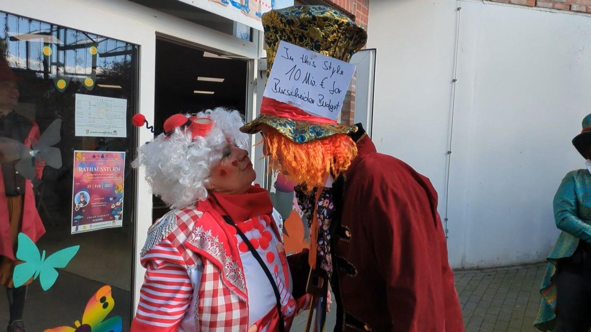 Ein verkleideter Mann bützt eine verkleidete Frau.