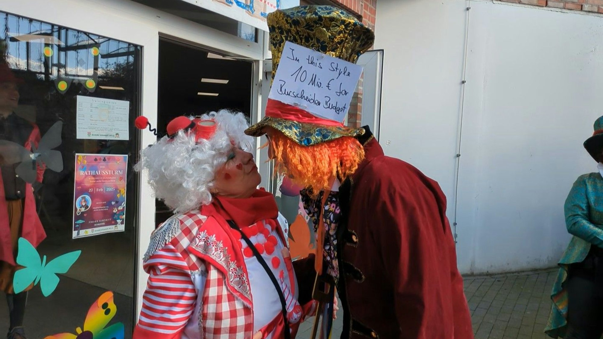 Ein verkleideter Mann bützt eine verkleidete Frau.